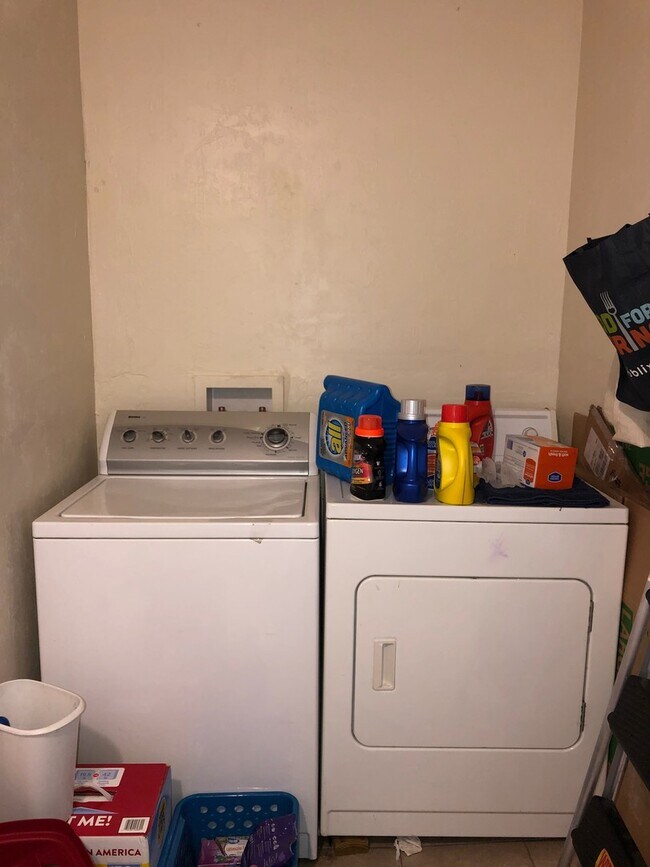 Building Photo - Large 4 Bedroom, 2 Bathroom House