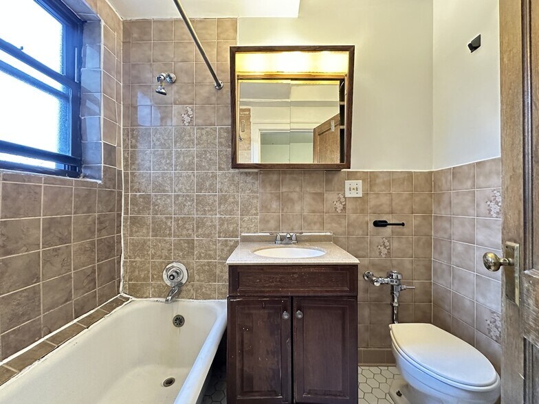 Building Photo - 744 W Belmont Ave