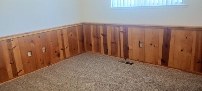 Building Photo - Three Bedroom w/ Fireplace and large back yard!