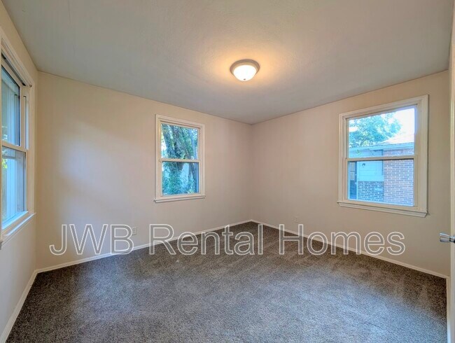 Building Photo - 1045 Fairwood Ln S
