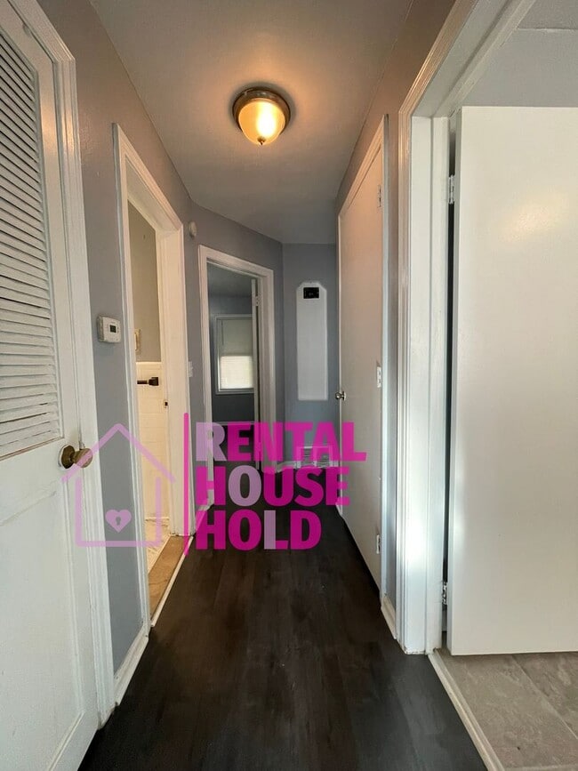 Building Photo - Cozy 3-Bedroom Bungalow for Rent: A Perfec...