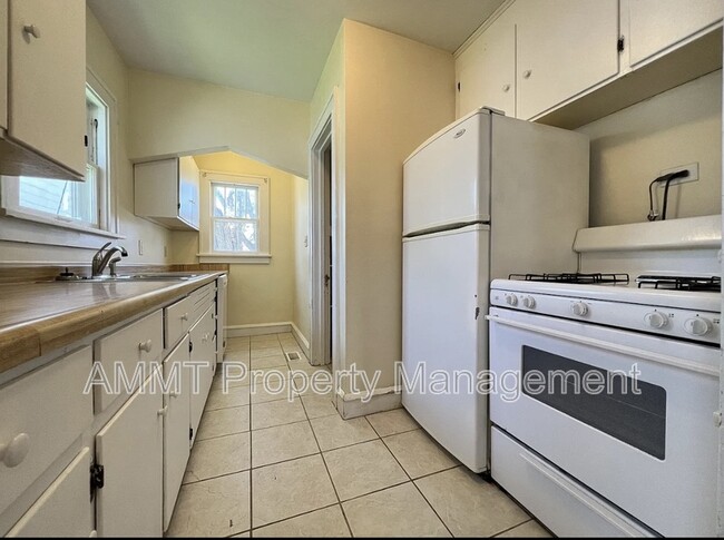 Building Photo - 421 19th St NE