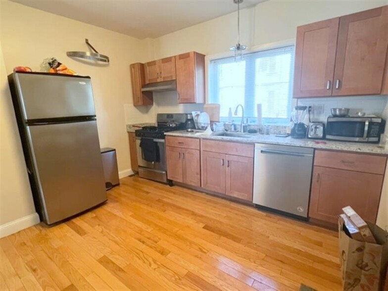 Primary Photo - 19 Cutter Ave