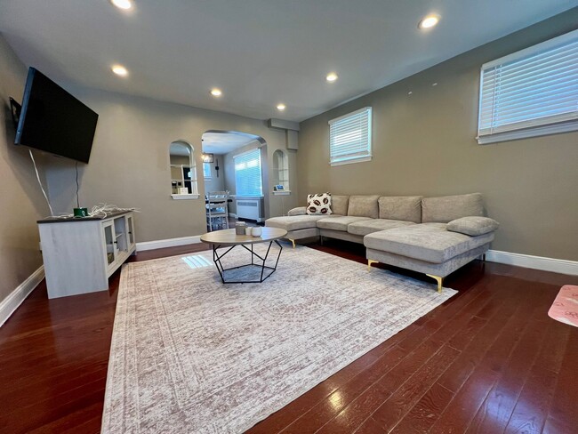 Building Photo - Stunning 3-Bed Twin Home in Lansdowne! Available May 1st!