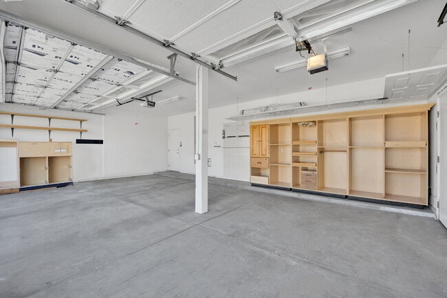 Building Photo - Spacious 4-bedroom, 3-car garage home feat...