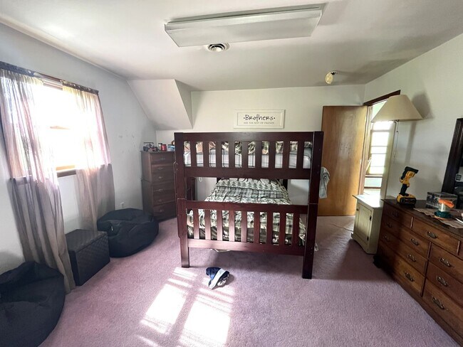 Building Photo - Spacious 4BR/3.5BA Single Family Home on 2...