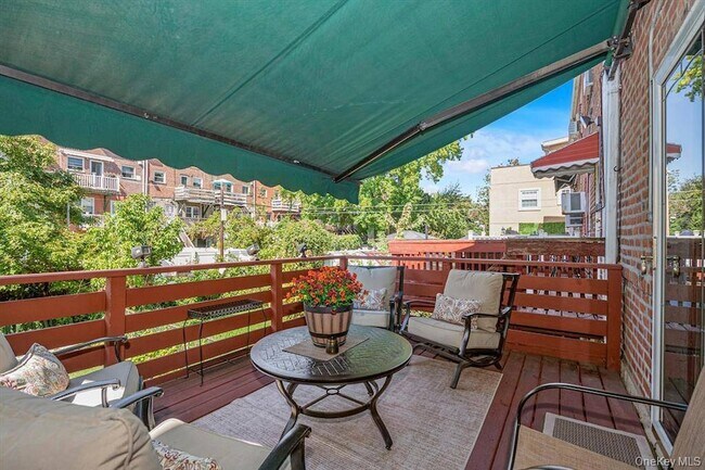 Building Photo - 2433 Young Ave