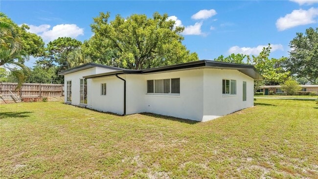 Building Photo - 2128 Sycamore Dr