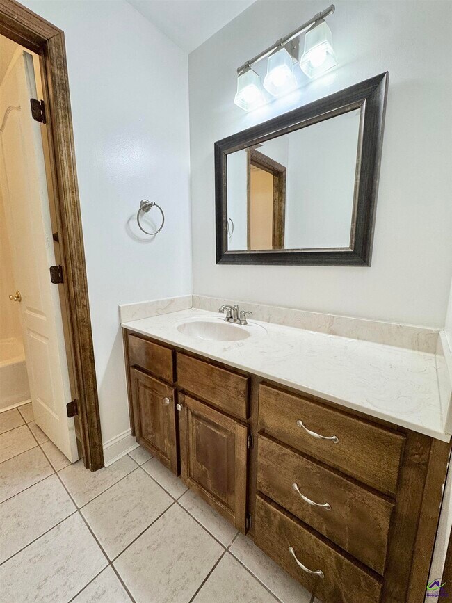 Building Photo - 1127 Alderly Ln