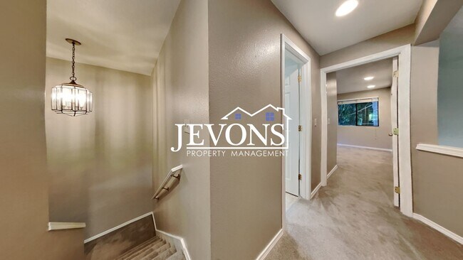 Building Photo - Charming 3-bedroom single-family home with...