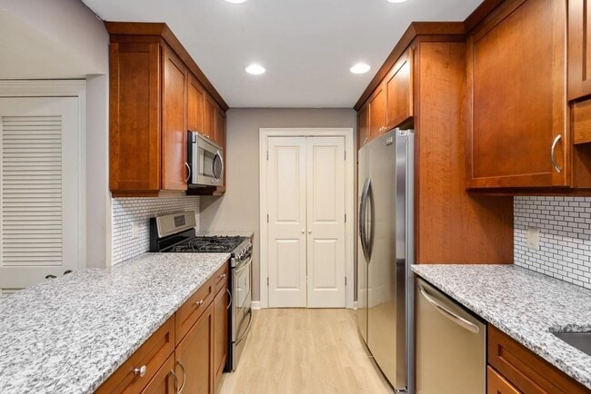 Building Photo - 558 Emory Oaks Way