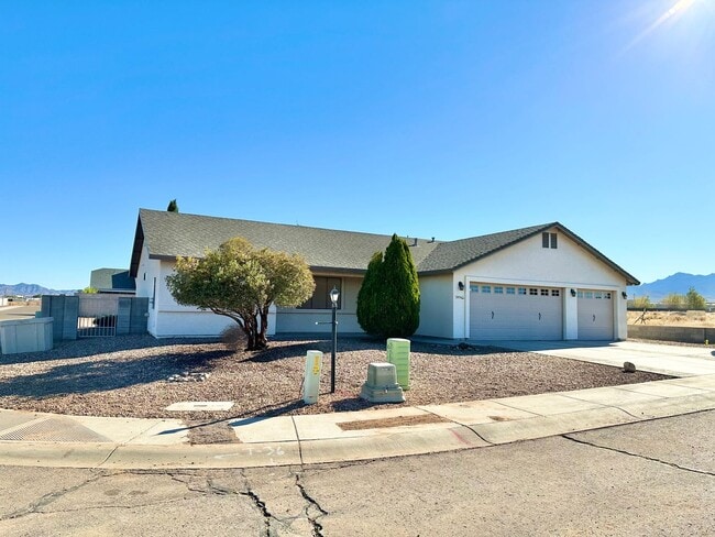 Building Photo - 3 Bedroom Home in Great Neighborhood!