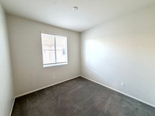 Building Photo - Luxury Townhome for Lease in Rancho Cucamonga