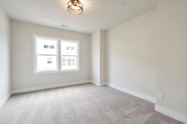 Building Photo - Luxury Westshore Townhome