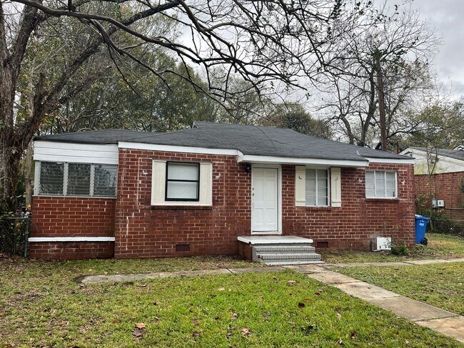 Building Photo - **ON HOLD**2 Bedroom / 1 Bathroom Total El...