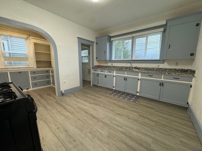 Building Photo - Charming 4 bedroom home