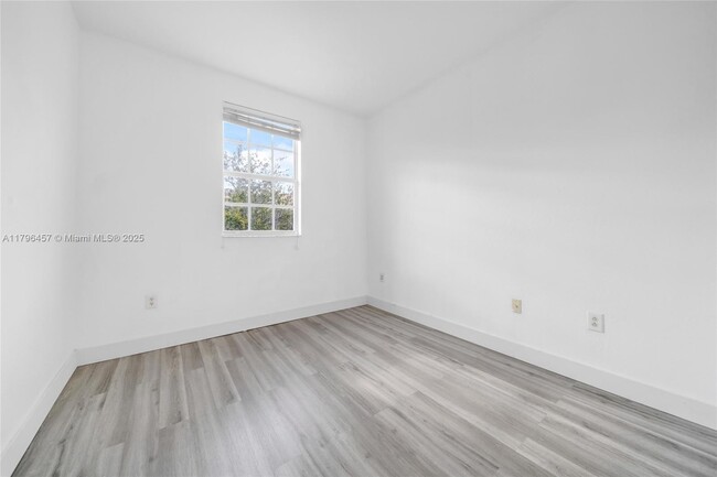 Building Photo - 948 NE 29th Terrace