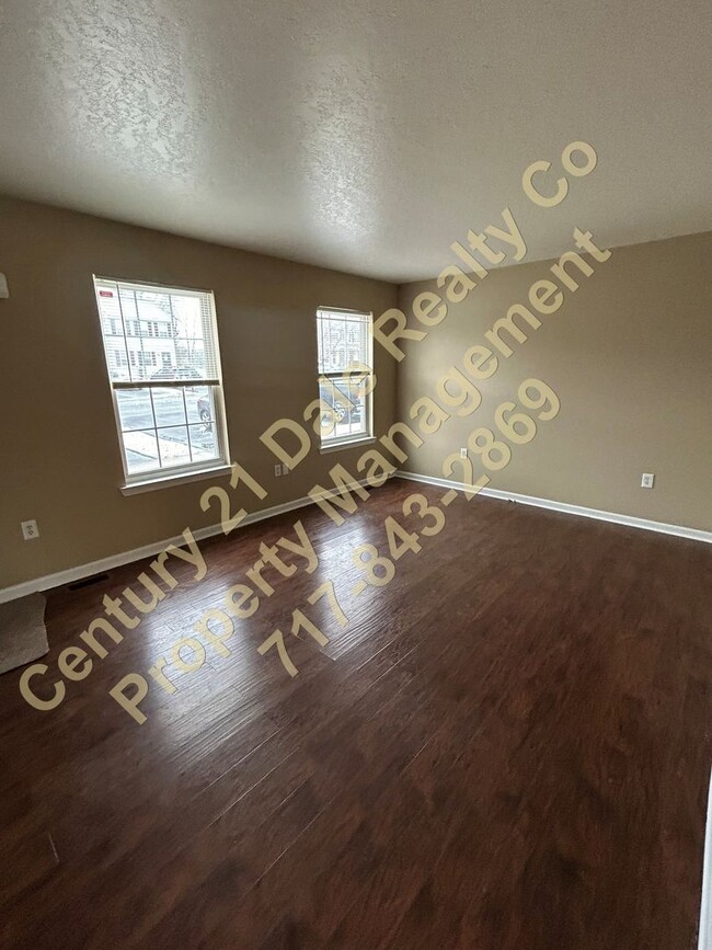 Building Photo - 3 BR 1.5 Bath Townhome in Eastern School D...