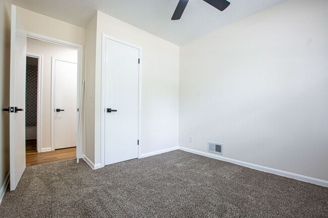 Building Photo - 3 Bedroom / 2 Bath Home with Finished Basment and Washer/Dryer!