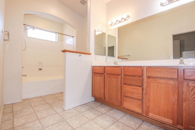 Building Photo - Granville Amenities! 3 Bedroom 2 Bath Home