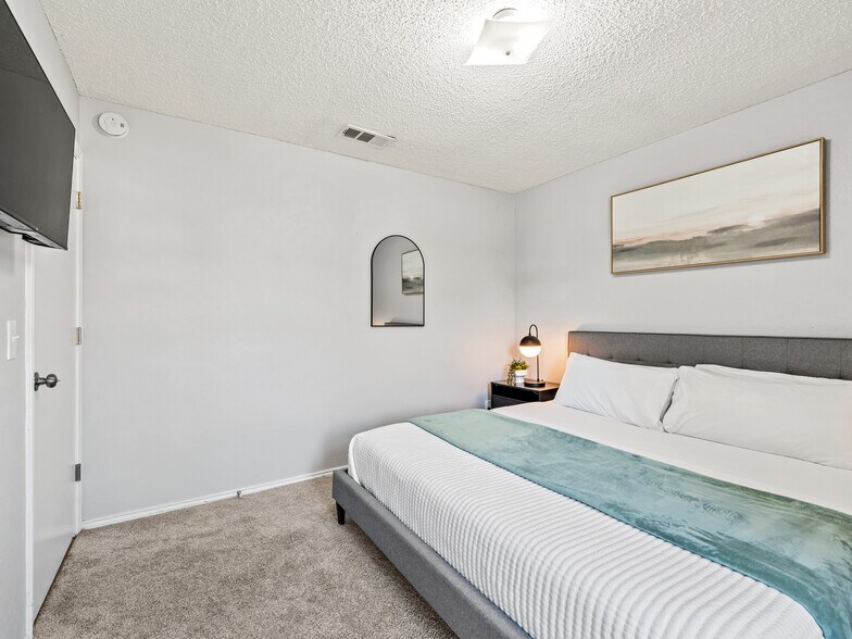 Building Photo - 1113 Roaring Springs Dr