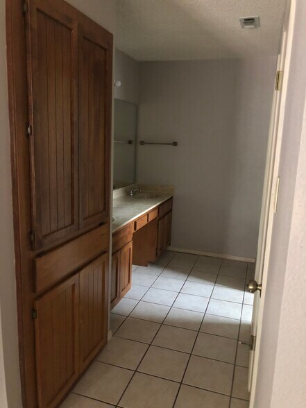 Master bath - 7623 UTSA Boulevard