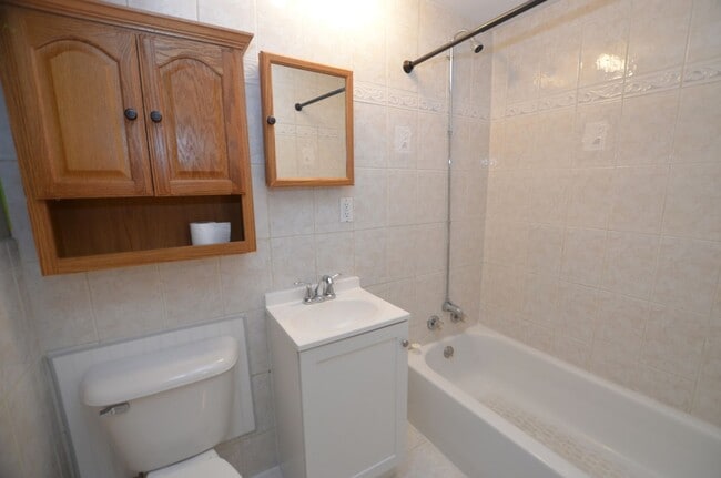 Building Photo - Cozy Home near Merle Hay!