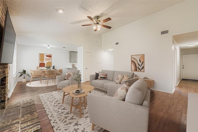 Building Photo - 9839 Briar Ridge Dr