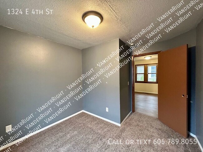 Building Photo - 1324 E 4th St
