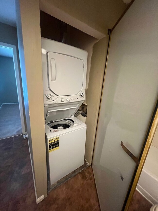 Building Photo - Private Charming Apartment!