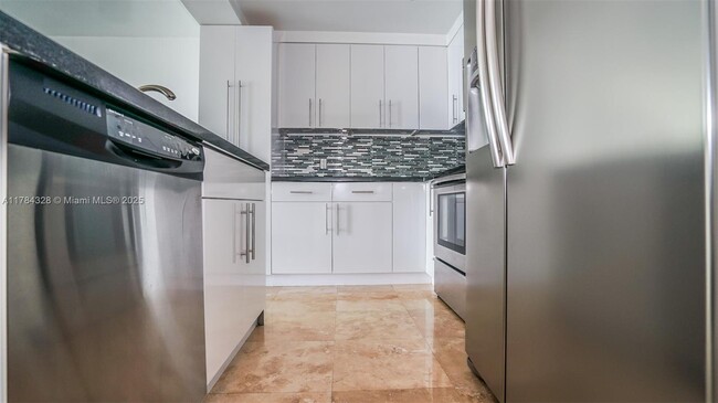 Building Photo - 1200 Brickell Bay Dr