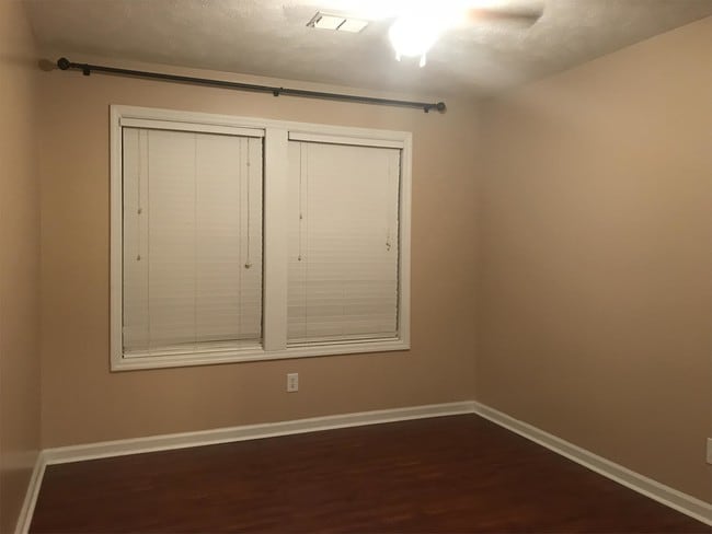 Building Photo - 979 Stewarts Creek Dr