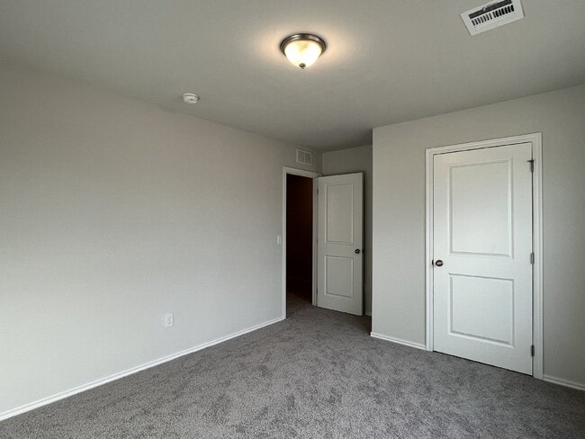 Building Photo - "ROOMMATE Wanted"