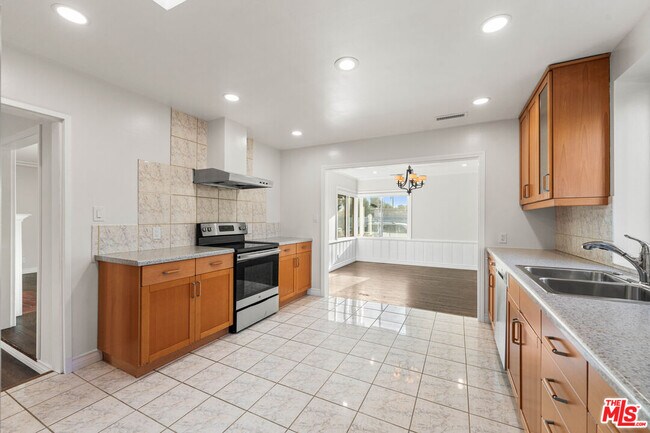Building Photo - 6932 Mammoth Ave