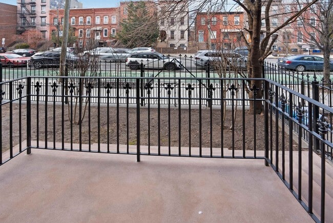 Building Photo - 328 Pacific Ave