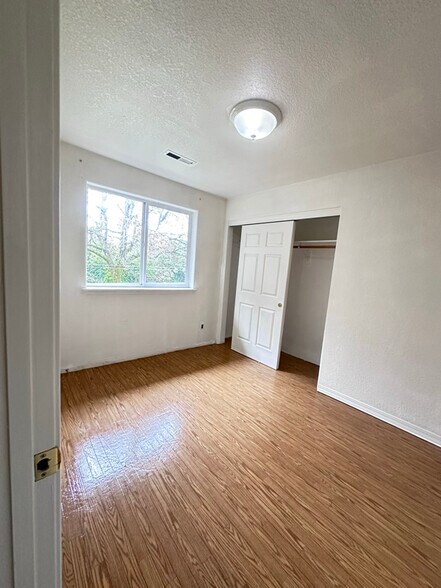 Building Photo - 3100 SE 122nd Ave