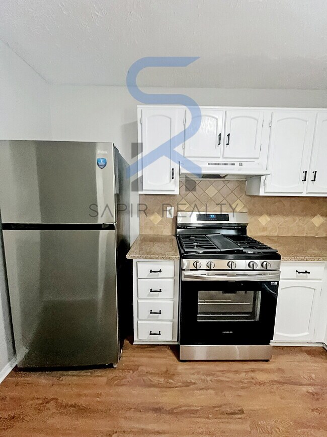 Building Photo - Move in before October 15th and get $100 O...