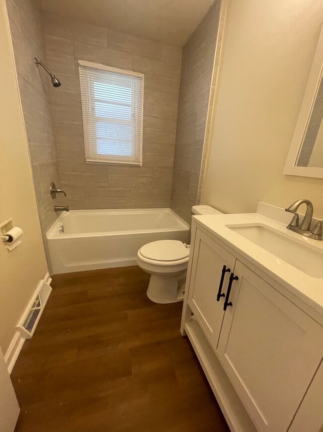 Building Photo - Adorable 3 Bedroom with Updates