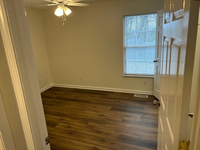 Building Photo - Now available:  Three bedroom, 1.5 bath home in Maryville City