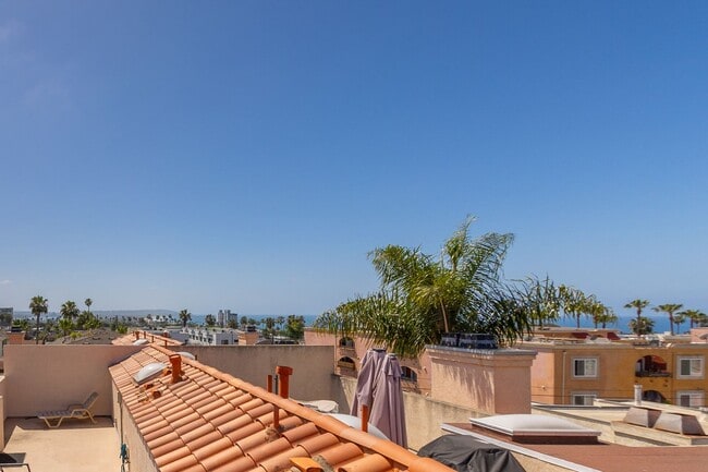 Building Photo - Modern Coastal 3 Bed/3 Bath Townhome w/ Rooftop Deck w/ Bay & Ocean Views in North Pacific Beach!