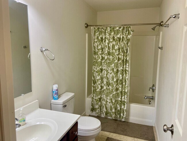 Building Photo - 27 E Imperial Dr