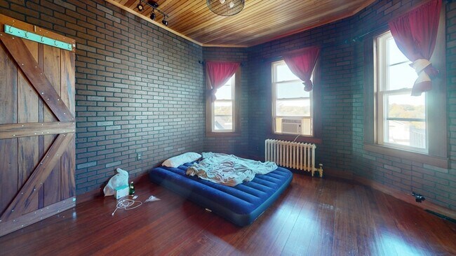 Building Photo - 12 Forest Hills St