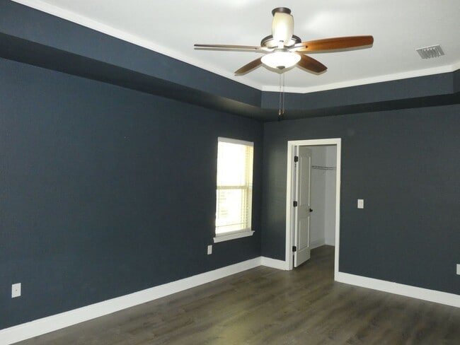Building Photo - Spacious 3-Bedroom Home - Great Location