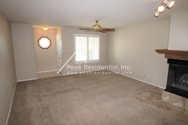 Building Photo - Spacious Foothill Farms 3bd/2ba Duplex with 2 Car Garage
