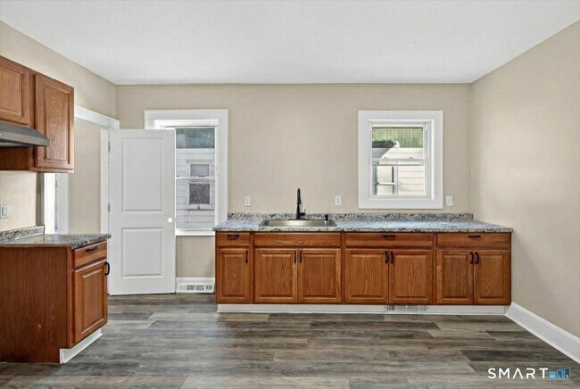 Building Photo - 38 Bristol St