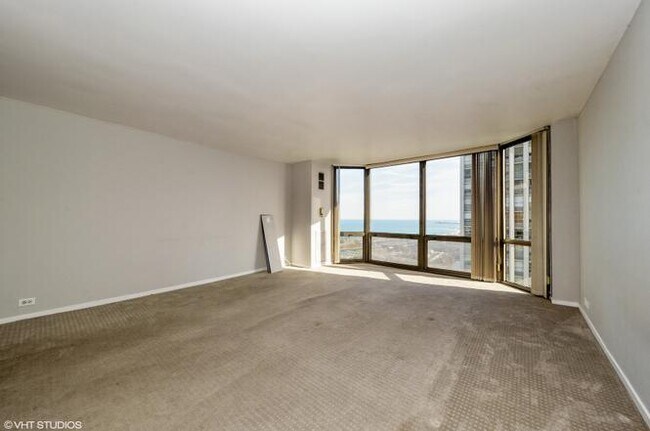 Building Photo - 2650 N Lakeview Ave