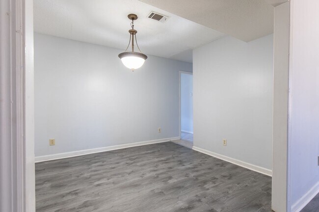 Building Photo - 3 bed 2.5 bsth
