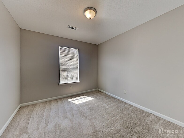 Building Photo - 105 River View Ct