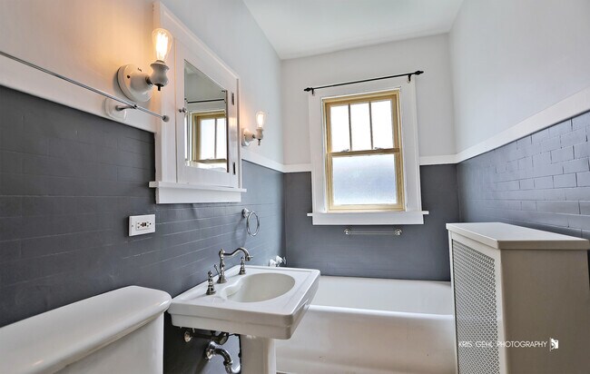 Building Photo - 324 W Slade St