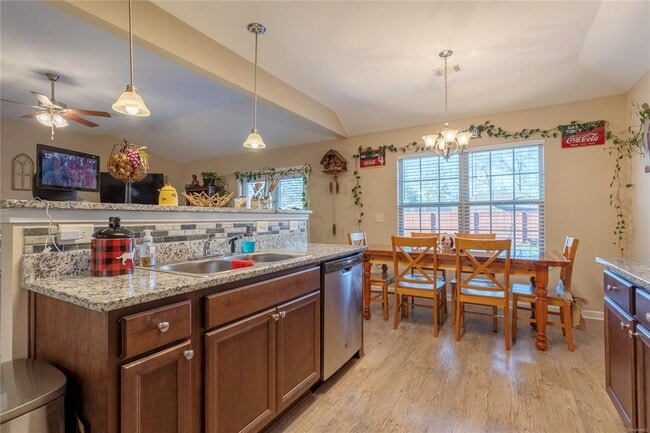 Building Photo - 820 Sunset Ct